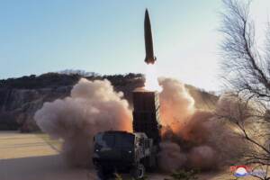 Corea del Nord, Kim testa un nuovo missile nucleare tattico