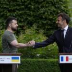 Ucraina, Zelensky sente Scholz e Macron: sì a G7