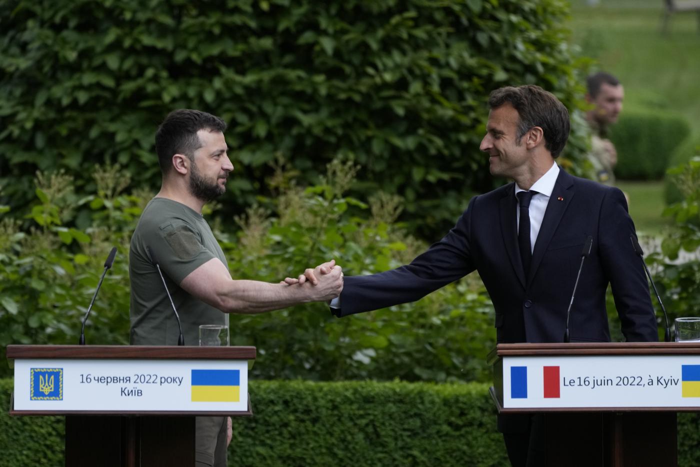 Ucraina, Zelensky sente Scholz e Macron: sì a G7