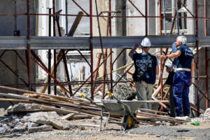 Milano, crollo armatura della soletta di un edificio in costruzione: diversi operai feriti