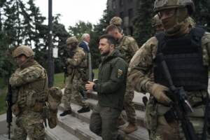 Guerra Ucraina, visita a sorpresa di Zelensky nella riconquistata Izium