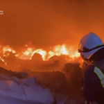 Ucraina, fiamme nel centro di Kiev: i feriti soccorsi dalle ambulanze
