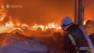 Ucraina, fiamme nel centro di Kiev: i feriti soccorsi dalle ambulanze