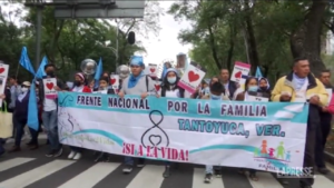 Messico, folla di persone alla manifestazione anti-abortista