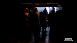 Ucraina, esplosioni a Kharkiv: la gente si rifugia nella metro