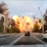 Ucraina, bombardamenti su Dnipro: un’auto riprende attacco