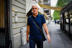 ROBERTO FORMIGONI, AGLI ARRESTI DOMICILIARI, FOTOGRAFATO ALL ESTERNO DELLA SUA ABITAZIONE A MILANO