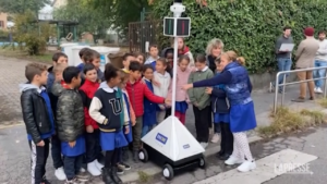 Milano, IPA2X: robot che aiuta i bambini ad attraversare la strada
