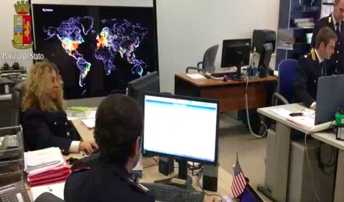 Pedopornografia, scambio di foto in chat: 3 arresti e perquisizioni Pedopornografia, scambio di foto in chat: 3 arresti e perquisizioni