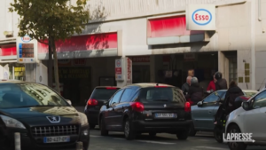 Francia, code e mancanza di carburante alle stazioni di servizio