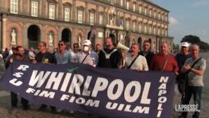 Whirlpool, a Napoli protesta degli ex operai sotto la Prefettura