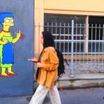 Amini, nuovo murale a consolato Iran di Milano: Marge Simpson fa il dito