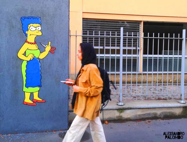 Amini, nuovo murale a consolato Iran di Milano: Marge Simpson fa il dito