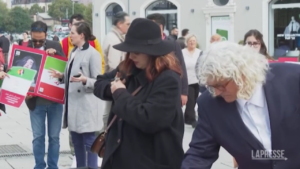 Amini, le donne di Pristina si tagliano capelli per l’Iran