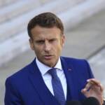 Ucraina, Macron: “Putin fermi guerra e negozi”