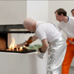 Damien Hirst brucia le sue opere d’arte