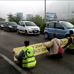 Roma, attivisti ‘Ultima Generazione’ blocca traffico sulla Salaria