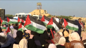 Israele, palestinesi protestano contro raid in Cisgiordania