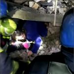 Ucraina, famiglia intrappolata sotto le macerie: il salvataggio