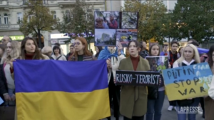 Ucraina, in centinaia a Praga per condannare i bombardamenti russi