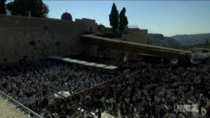Gerusalemme, migliaia di fedeli pregano vicino al Muro Occidentale