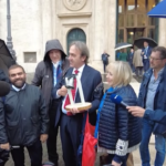 Camera, Bonelli suona la “campana della pace” all’ingresso a Montecitorio