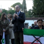 Iran, Enrico Letta canta ‘Bella Ciao’ davanti all’ambasciata