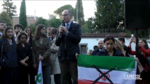 Iran, Enrico Letta sings ‘Bella Ciao’ in front of Tehran embassy.