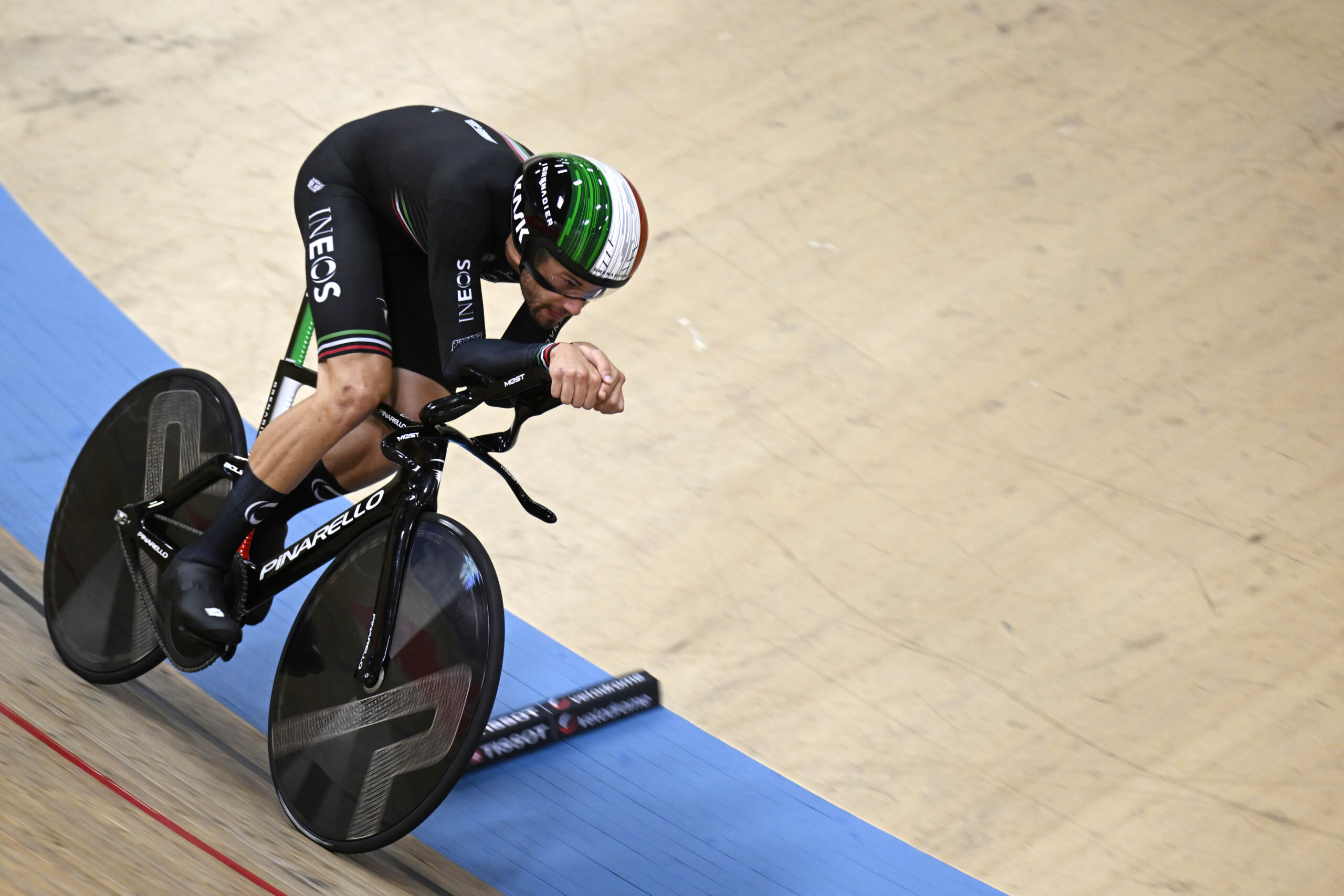 Ciclismo, Ganna oro mondiale e record su pista