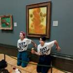 Van Gogh, ecologisti lanciano salsa di pomodoro contro ‘I Girasoli”
