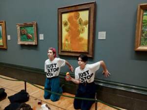 Van Gogh, ecologisti lanciano salsa di pomodoro contro ‘I Girasoli”