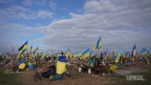 Ucraina, i familiari delle vittime onorano i soldati caduti in guerra