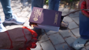 Amini, gli iraniani in Cile bruciano i loro passaporti