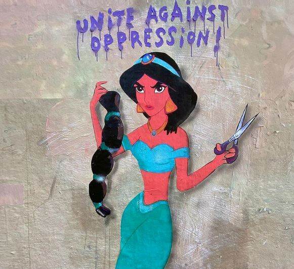 Amini, nel murale di TvBoy Jasmine si taglia capelli per Iran