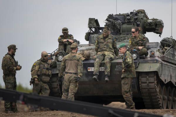 Il cancelliere tedesco Olaf Scholz in visita dai soldati della Bundeswehr a Pabrade in Lituania