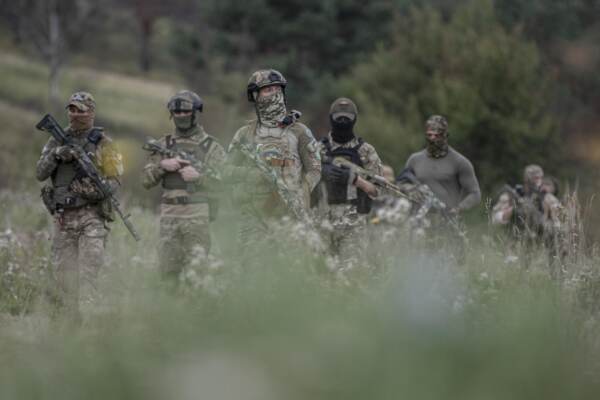 Guerra Ucraina, addestramento di soldati volontario fuori Kiev