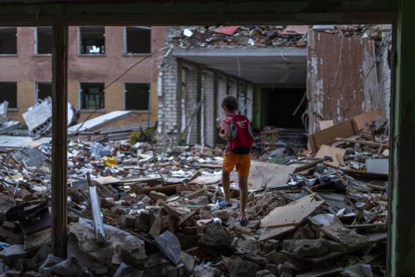 Ucraina, i bambini riflettono sulla guerra in una scuola bombardata