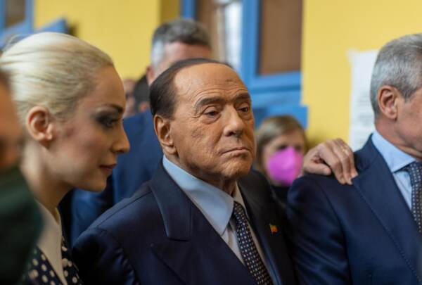 Elezioni, Berlusconi al seggio: il presidente di Forza Italia vota