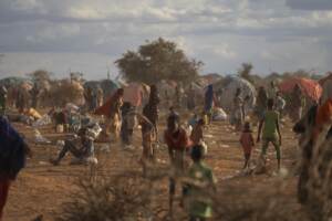 La siccità in Somalia porta alla carestia mentre i bambini muoiono di fame