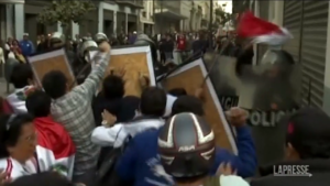 Perù, in centinaia manifestano contro Pedro Castillo