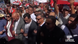 Tunisia, folla in piazza contro il presidente Kais Saied