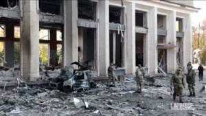 Ucraina, forze di Kiev bombardano edificio del governo di Donetsk