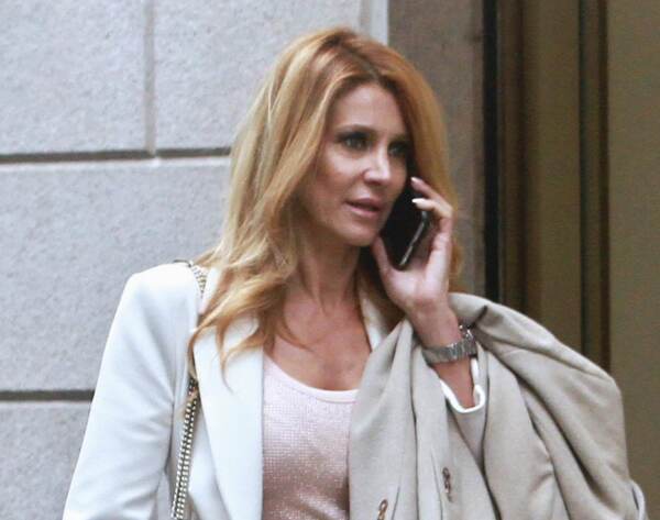 Adriana Volpe a passeggio per Milano