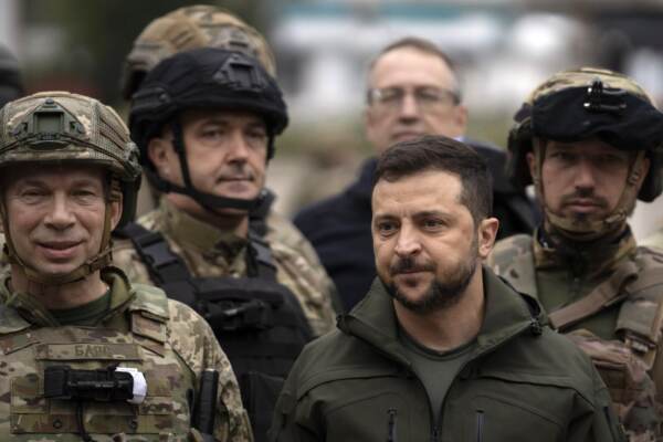 Guerra Ucraina, visita a sorpresa di Zelensky nella riconquistata Izium