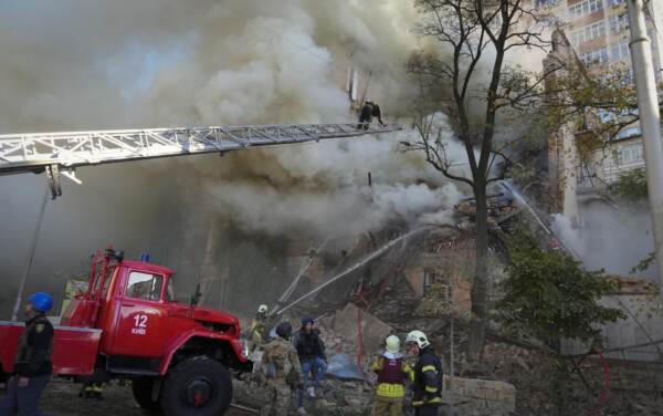 Drone kamikaze colpisce Kiev: esplosioni in città