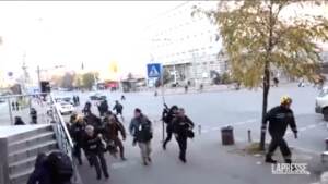 Ucraina, droni kamikaze a Kiev: cittadini in fuga