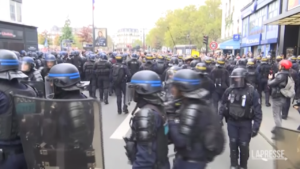 Paris, demonstrators on the streets against the caravan and for higher wages