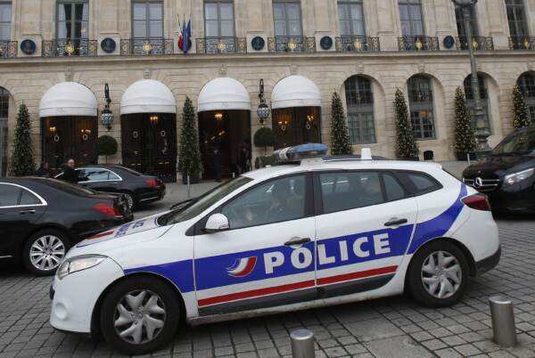 Parigi, 12enne in baule: forse stuprata e torturata