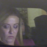 Governo, i fan a Meloni all’uscita dalla sede Fdi: “Grande, sdraiali tutti”