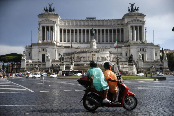 Pioggia estiva in centro a Roma